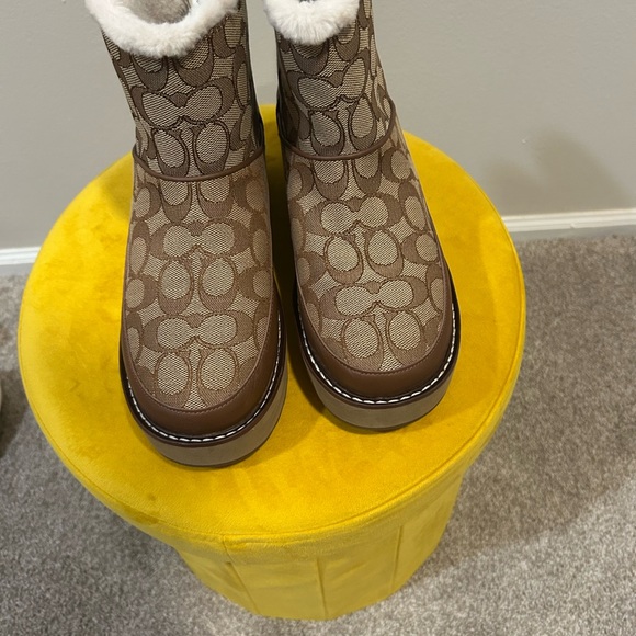 Coach Brown Winter Boots with Cream Fur Trim - Picture 3 of 3